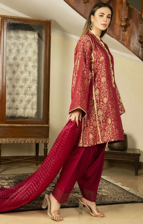 Red Brocade Suit, Broket Design Dress, Red Banarsi Suit, Banarsi Suit Design Pakistani, Banarsi Suit Design Indian Style, Banarsi Suit Design, Banarsi Suit, Velvet Suit Design, Simple Frock Design