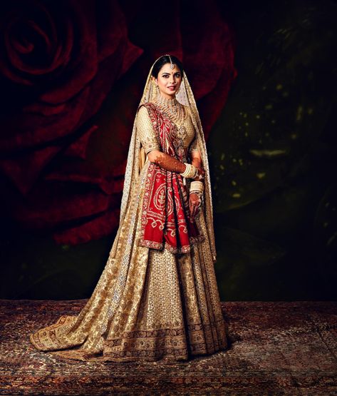 Isha Ambani Wedding, Ambani Wedding, Isha Ambani, Latest Bridal Lehenga, Bridal Dupatta, Indian Bride Outfits, Bridal Lehenga Collection, Lehenga Collection, Ghagra Choli