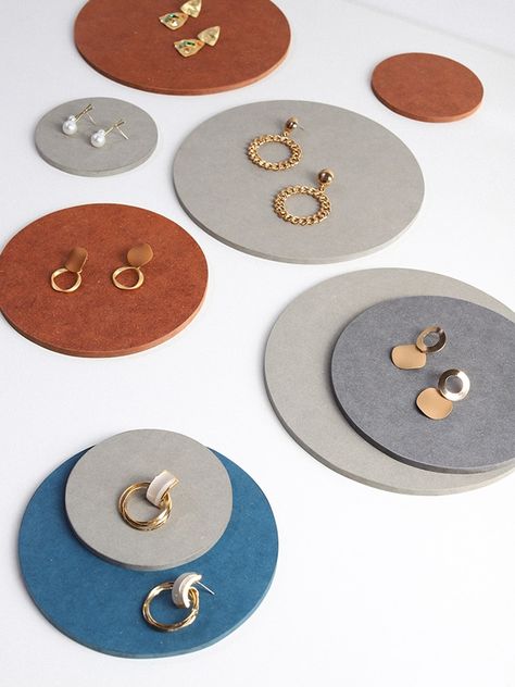 Rings Display Ideas, Modern Jewelry Display, Jewellery Plate, Minimalist Jewelry Display, Stud Earring Display, Cosmetics Organizer, Brooch Display, Rings Display, Bags Colorful