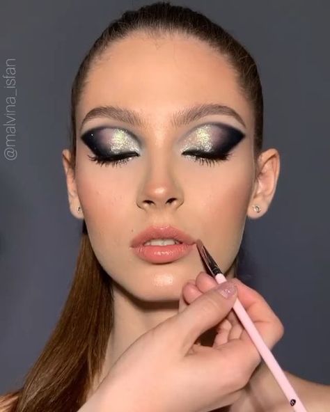 Salsa Makeup Look, Silver Makeup Ideas, Retro Eye Makeup, Malvina Isfan, Black Swan Makeup, Swan Makeup, Metallic Eye Makeup, Maquillage Yeux Cut Crease, Diva Makeup