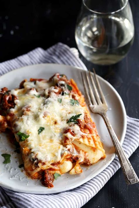 My String Cheese Manicotti is hands down the easiest way to fill manicotti! Two pieces of string cheese are stuffed into each pasta tube before being covered with a meaty marinara sauce. It's all then covered in another blanket of mozzarella cheese and baked until bubbly. A garnish of chopped parsley and a shower of Parmesan cheese makes this an absolute pasta and cheese lover's delight! #pasta #manicotti #cheese #mozzarella #comfortfood #easydinner #easyrecipe String Cheese Recipes, Easy Manicotti Recipe, Chicken Manicotti, Baked Manicotti, Pasta And Cheese, Manicotti Pasta, Cannelloni Pasta, Cheese Manicotti, Manicotti Recipe