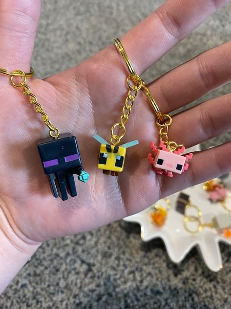 Anime Keychains Diy, Minecraft Gift Ideas, Minecraft Diy Crafts, Anime Charms, Diy Minecraft, Clay Diy Projects, Tanah Liat, Clay Art Projects, Cute Clay