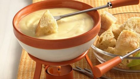 Fondue is French for “melted.” Be patient when making cheese fondue, and allow each addition of cheese to completely melt into the wine before adding more. Cheese Fondue Recipe Easy, Easy Cheese Fondue, Cheddar Fondue, Fondue Dinner, Fondue Recipes Cheese, Fondue Recipe, Queso Brie, Fondue Party, Fondue Recipes