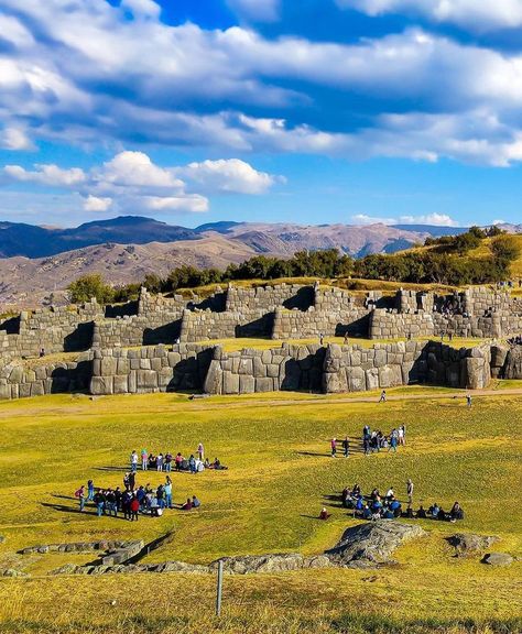 Cusco & Huacachina Tours🦙 on Instagram: “📍Fortaleza de Sacsayhuaman, Cusco 🤩 Photo by @pulso.travelero #PeruDestinations #Southamerica Brindamos tours para Machu Picchu, Rainbow…” Peru Art, Cusco Peru, Machu Picchu, South America, Peru, Golf Courses, Rainbow, On Instagram, Instagram