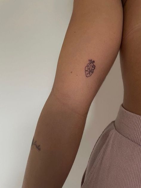 Tattoo Dedicated To Parents, Clean Girl Tattoo, Old Money Tattoo, Movie Tattoos Minimalist, Tattoos In Spanish, Faded Tattoo, Stunning Tattoos, Seashell Tattoos, Ear Tattoo Ideas