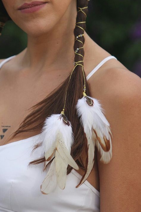 Native American Wedding Hairstyles, Hairstyles With Feathers, Native American Hairstyles For Women, Braids With Feathers, Aesthetic Surgeon, Feather Hair Accessories, Feather Braid, Estilo Hippie, Feather Crafts