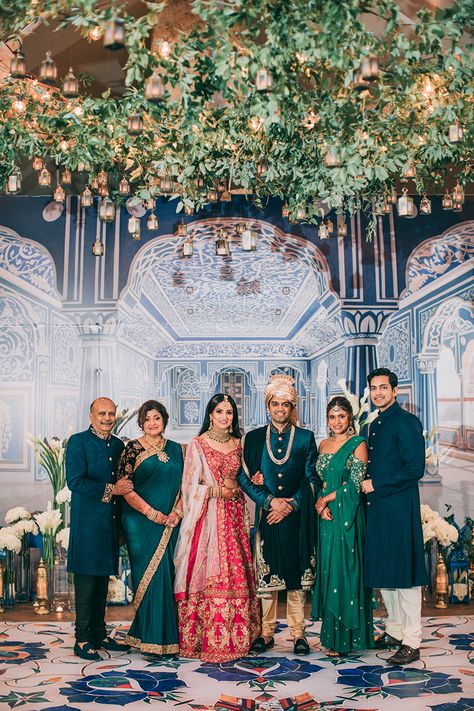 Indian Wedding Bridal Party, South Indian Wedding Family Photos, Wedding Images Hindu, Family Traditional Outfits Indian, Family Theme Dress For Indian Wedding, Family Matching Outfits Indian Wedding, Indian Wedding Family Photos, Indian Wedding Mood Board, Indian Wedding Color Palette