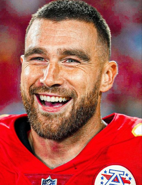 Taylor Boyfriend, Kansas City Chiefs Football, Tim Tebow, Hey Handsome, Estilo Taylor Swift, Great Beards, Travis Kelce, A Football, Good Looking Men