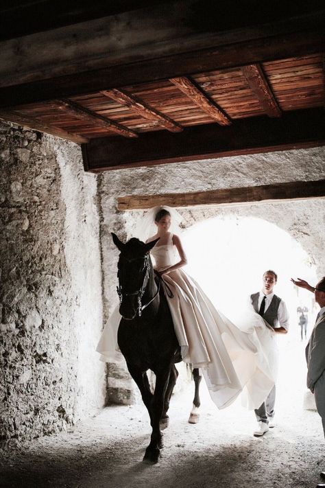 Horse Wedding Photos, Arnolfini Portrait, Equestrian Wedding, Horse Wedding, Rasy Koni, White Horses, Western Wedding, Castle Wedding, A Castle