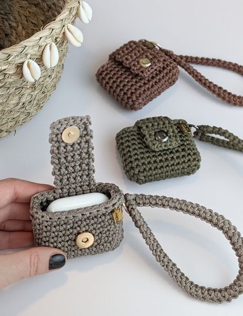 Crochet Accessories Outfit, Ipod Crochet Case Pattern, Macrame Airpod Case, Crochet Airpods Pouch, Airpods Crochet Case, Macrame Yarn Crochet, Diy Airpods Case, Airpod Crochet, Crochet Luxury Bag