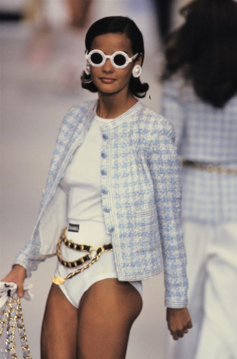 Jean Shrimpton, Chanel Runway, 90s Runway Fashion, Runway Fashion Couture, Lauren Hutton, Mode Chanel, Sunglasses Logo, Chanel Spring, Chanel Vintage