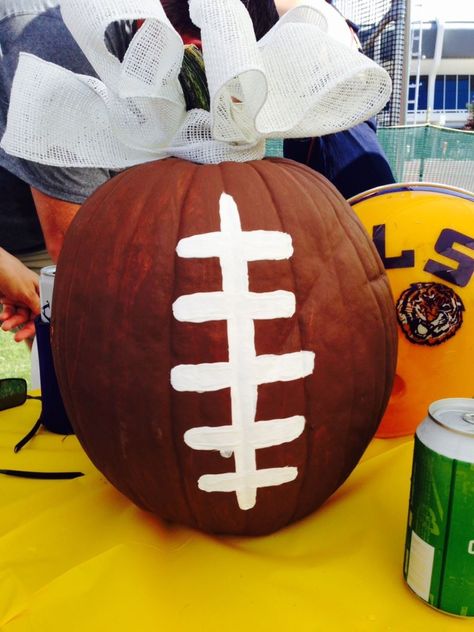 Lsu Tailgate, Football Centerpiece, Recipes With Hawaiian Rolls, Healthy Cookbooks, Football Centerpieces, Football Pumpkin, Tailgate Decorations, Layered Dip, Healthy Easy Recipes