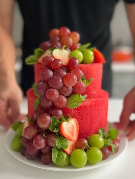 Fresh Fruit Cake Design, Fruit Platter Ideas Party, Fruit Cake Design, Fresh Fruit Cake, Fruit Creations, Fruit Platter Designs, Chocolate Cake Designs, Decorações Com Comidas, Amazing Food Decoration