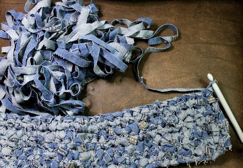 Denim Rag Rugs, Återvinna Jeans, Rag Rug Diy, Denim Rug, Denim Crafts Diy, Blue Jeans Crafts, Jean Crafts, Recycled Jeans, Denim Ideas