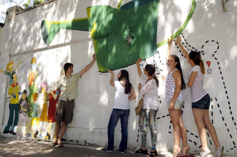 El mural “interactivo”, donde el transeúnte es parte de la obra Kids Mural, Murals For Kids, Wall Ideas, Street Art, Mural, Wall, Art