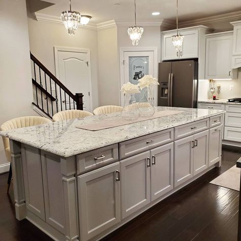 Modern White Kitchen Island, Gray Kitchen Island, Light Gray Kitchen, Kitchen Island Decorating Ideas, Glass Vase Centerpiece, Island Decor Ideas, Dark Flooring, Kitchen Island Centerpiece, Kitchen Island Decor Ideas