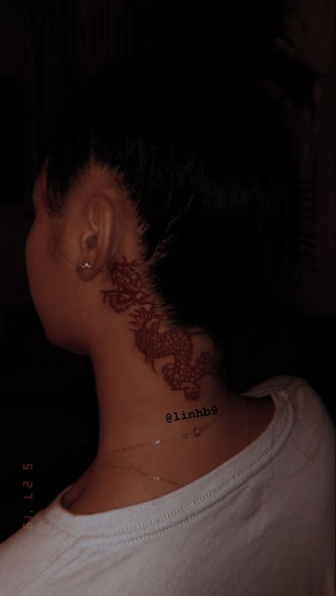 Side Neck Tattoo, Fun Tattoos, Arm Tats, Neck Tattoos Women, Neck Tattoos, Tattoos Women, Piercing Ideas, Name Tattoos, Dope Tattoos