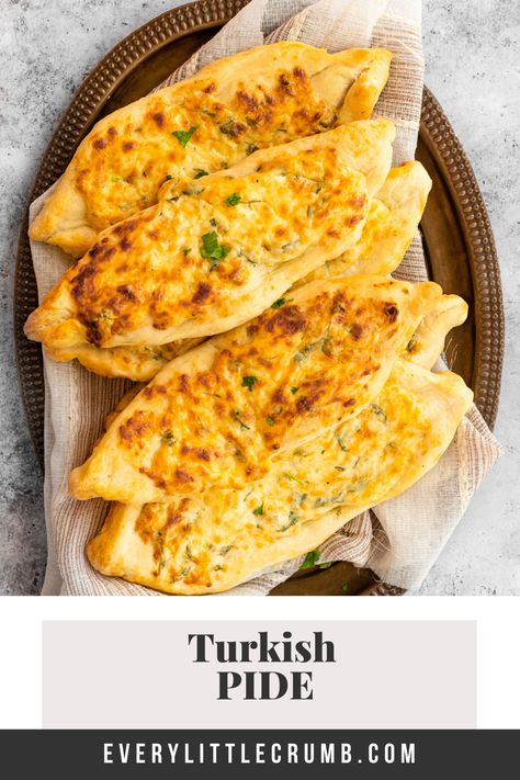 No knead, Turkish pide recipe with a vegan dough, and simple filling ideas. So easy! Just a few ingredients and you get Turkish style pizzas in no time. Video included! Vegan Dough, Healthy Chicken Sandwich Recipes, Pide Recipe, Turkish Pide, Crumb Recipe, Healthy Vegetable Recipes, Clay Oven, Time Video, Chicken Sandwich Recipes