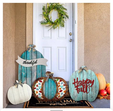 Front Door Garden, Outside Halloween Decorations, Fall Decorations For Home, Wood Porch, Fall Decor Diy Crafts, Welcome Home Signs, Door Garden, Porch Pumpkins, Halloween Wood Crafts