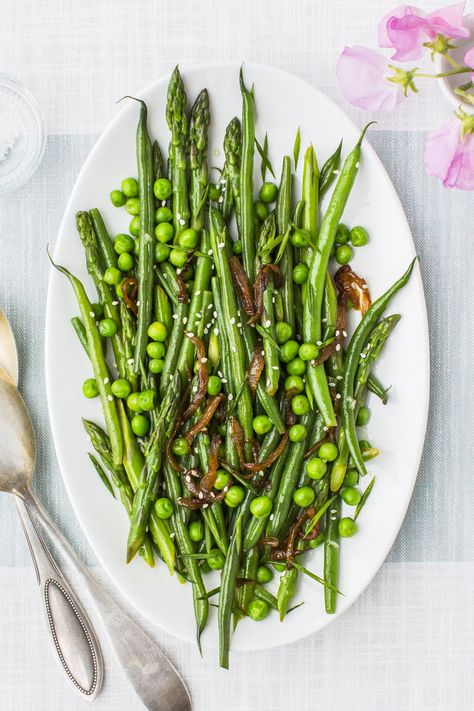 goodhousemag Easter Sides, Easter Side Dishes, Asparagus Bacon, Asparagus Beans, Pea Recipes, Passover Recipes, Spring Salad, Green Bean Recipes, Asparagus Recipe