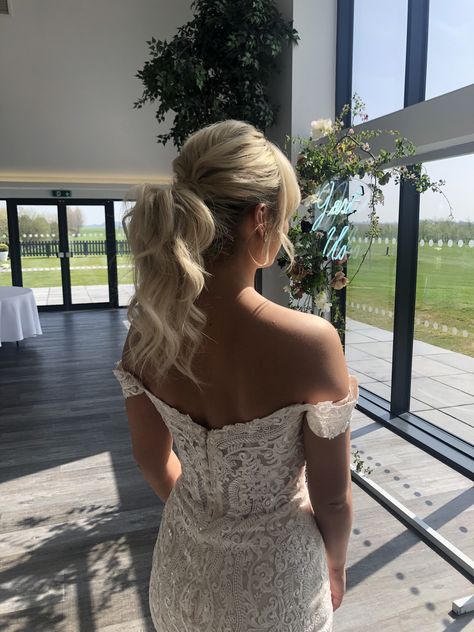 Ponytail Style Wedding Hair, Formal Hairstyle Ponytail, Prom Hair Ideas Ponytail, Bridal Ponytail Medium Length, Bride Ponytail Hairstyles With Headpiece, Pony Tailed Hairstyle Bridal, Bridal Hair Updo Ponytail, Deb Hairstyles Ponytail, Bridal Ponytail Short Hair