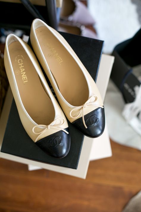 Chanel Ballerina Flats, Best Shoes For Travel, Chanel Ballerina, Chanel Flats, Classy Shoes, Shopping Chanel, Mein Style, Classic Shoes, Ballerina Flats