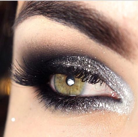 Black Halloween Makeup, Guard Makeup, Silver Eyeshadow Looks, Silver Eyeliner, Silver Eyes, Nye Makeup, Black Eye Makeup, Silver Eyeshadow, Formal Makeup