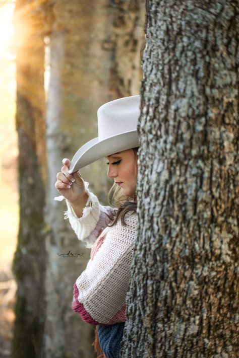 Cowgirl Photography Ideas, Cowgirl Hat Senior Pictures, Model Shoot Ideas Outdoor, Cowgirl Portrait Photography, Tree Poses Photography, Cowgirl Poses, Cowboy Poses, Western Senior Picture Ideas, Cowgirl Senior Pictures