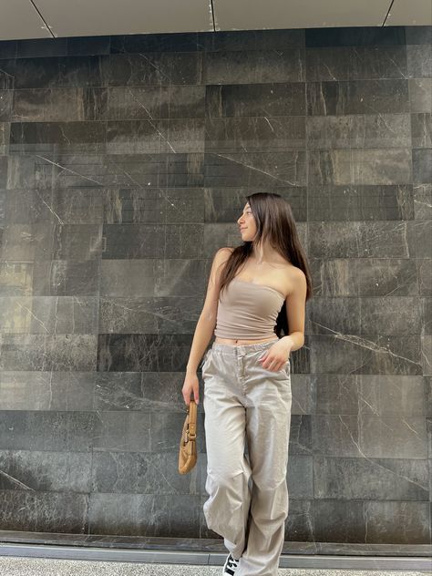 Beige Parachute Pants Outfit, Aesthetic Parachute Pants, Minimalistic Pictures, Poses Ideas Instagram, Outfit Inspo Streetwear, Pinterest Girl Aesthetic, Parachute Pants Outfit, Streetwear Outfit Ideas, Balloon Pants