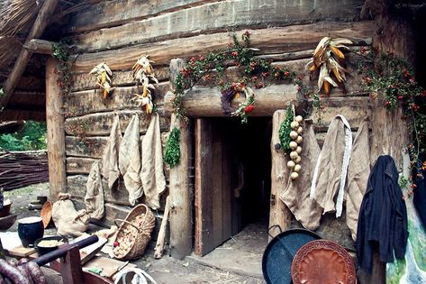 Slavic Cottage, Hunting Cabin Ideas, Interesting Locations, Slavic Aesthetic, Aesthetic Black And White, Shanty Town, Home Aesthetic, Medieval Times, Fantasy Novel