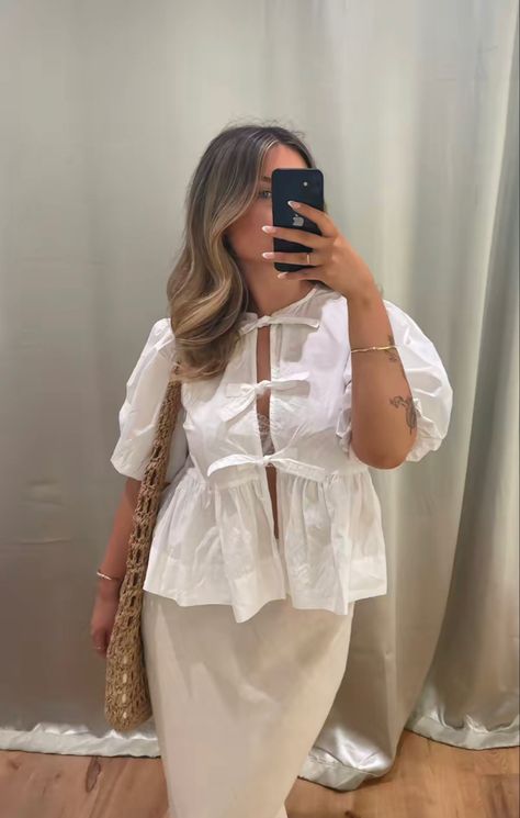 Tie Up Blouse Outfit, Poplin Top Outfit, Poplin Shirt Outfit, Puff Sleeve Top Outfit, Peplum Top Outfits, Corporate Girlie, Casual Outfits Cute, August Outfits, Work Aesthetic