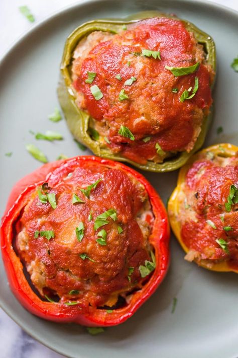 Bell Pepper Mini Meatloaf- these little turkey meatloaf are easy to throw together and a fun, healthy dinner that the whole family will enjoy! Meatloaf Stuffed Peppers, Pepper Rings, Mini Meatloaf, Mini Meatloafs, Bell Pepper Recipes, Turkey Meatloaf, Gobble Gobble, Onion Recipes, Low Glycemic