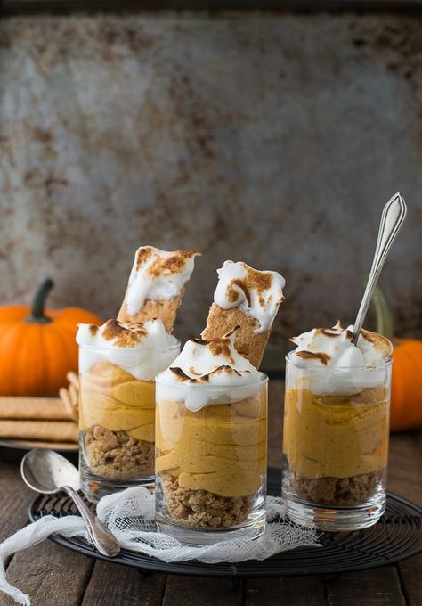 Pumpkin pie cheesecake shooters topped with toasted meringue! Pie Shooters, Oreo Parfait, Cheesecake Shooters, Toasted Meringue, Shooter Recipes, Dessert Shooters, Dump Cake Pumpkin, Pumpkin Pie Cheesecake, Mini Pumpkin Pies