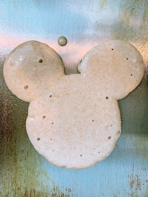 Mickey Pancakes, Minnie Mouse Pancakes, Daycare Menu Ideas, Mickey Mouse Pancake, Mickey Mousr, Breakfest Ideas, Disneyland Recipes, Mickey Mouse Pancakes, Disney Breakfast