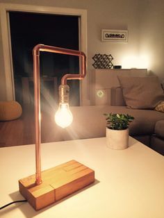 Industrial chic DIY copper pipe table lamp Rose Gold Bedroom, Diy Table Lamp, Diy Copper, Pipe Table, Industrial Home Design, Tafel Decor, Retro Table Lamps, Diy Lampe, Copper Diy