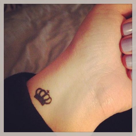 In love with crown tattos... But i cant think of the perfect placement Eternity Tattoo, Small Crown Tattoo, Tiny Wrist Tattoos, Crown Tattoo Design, Cool Wrist Tattoos, Small Wrist Tattoos, Crown Tattoo, Girly Tattoos, Small Tattoo Designs