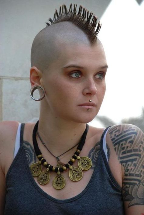 Girl Mohawk, Short Hair Mohawk, Female Mohawk, Punk Mohawk, Short Mohawk, Chica Punk, Mohawk Haircut, Flat Top Haircut, Dunner Wordend Haar