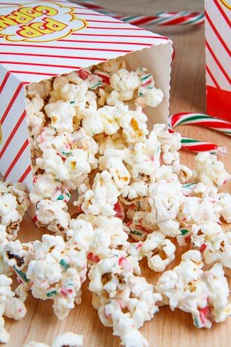 Peppermint Candy Cane Popcorn Candy Cane Recipes, Candy Cane Popcorn, Popcorn Art, Peppermint Popcorn, Candy Cane Recipe, White Chocolate Popcorn, Christmas Popcorn, Leftover Candy, White Chocolate Candy