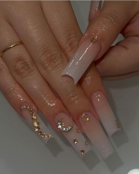 Clear Gold Nails, Solid Color Acrylic Nails, Nails Daisy, Milky White Nails, White Nails With Gold, Nye Nails, Nail Aesthetic, Gold Acrylic Nails, Makeup Nails Designs