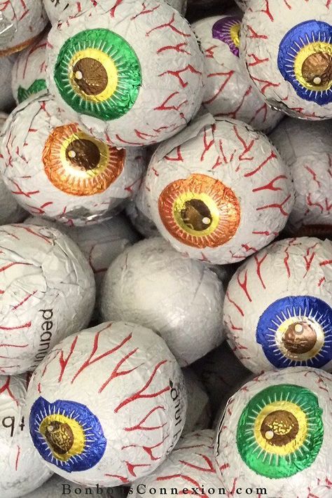 Halloween Peanut Butter Chocolate Eyeballs - Yeux Chocolatés au Beurre d'arachides  #HalloweenCandy Bright Halloween, Halloween Candies, Spooky Halloween Party, Boo Basket, Halloween 3, Halloween Eyeballs, Gummy Worms, Halloween Ii, Peanut Butter Chocolate