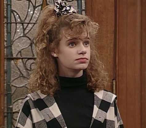 Kimmy Gibbler Outfits, Kimmy Gibbler, 80s Haircuts, Full House Tv Show, 80s Look, Fuller House, Dr House, Phoebe Buffay, 90s Hairstyles