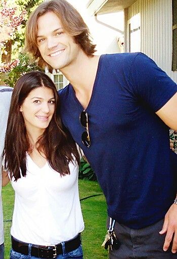 Jared and Gen Padalecki <3 - this cracks me up because their height difference is the almost the same as me and Neil, except I am shorter than Gen lol Jared Padalecki Wedding, Jared Padalecki Height, Jared Padalecki Supernatural, Jared And Jensen, Lucky Ladies, Supernatural Cast, Supernatural Fandom, Misha Collins, Sam Winchester