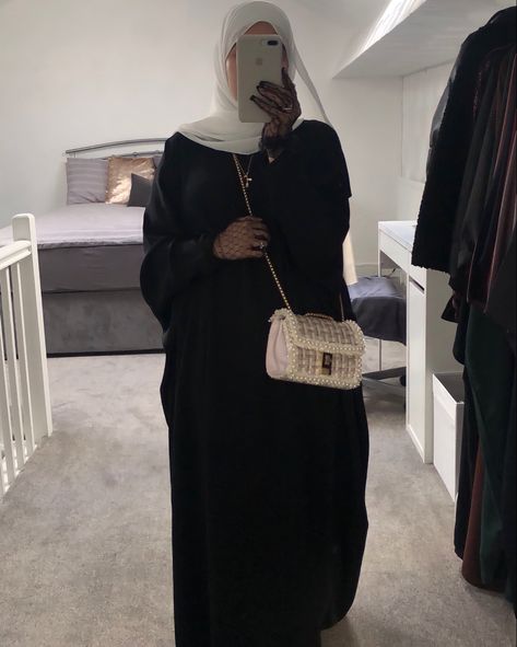 Black And White Abaya Outfit, Black Abaya Outfit, Hajibi Styles, White Headscarf, Classic Fall Style, White Hijab, Abaya Outfit, Estilo Hijab, Hijabi Outfit