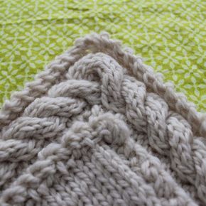 Rachael Rabbit has a great tutorial for working a continuous cable border on a knitting project that you’re going to want to grab soon. It will be available through the end of March, at which… Hantverk Diy, Knitting Help, Cable Knitting, Knit Edge, Knitted Blanket, Vogue Knitting, Knitting Instructions, Crochet Borders, Knit Stitch Patterns