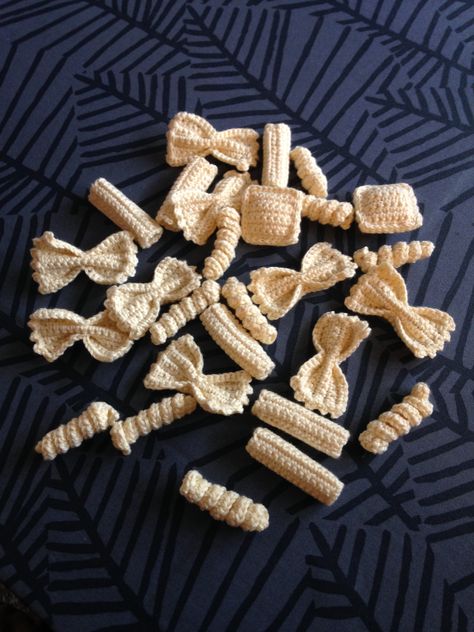 Hæklet pasta Hantverk Diy, Crochet Photo Props, Granny Square Crochet Patterns Free, Cute Sewing Projects, Crochet Blanket Designs, Crochet Design Pattern, Crochet Food, Beginner Crochet Projects, Crochet Kitchen