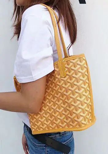 Goyard Mini Tote Outfit, Goyard Tote Outfit, Goyard Tote Bag, Goyard Tote, Bag Styles, My Style Bags, Tote Outfit, Goyard Bag, Cute Handbags