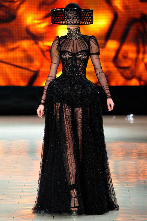 Runway Review: Alexander McQueen Spring 2013 Mode Glamour, Alexander Mcqueen Fashion, Mcqueen Fashion, Mode Costume, Fall Style, Mode Inspiration, Mode Style, Fesyen Wanita, Couture Fashion