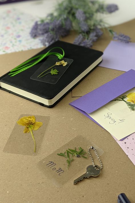 Lamination Projects Ideas, Laminator Crafts For Kids, Lamination Crafts, Flower Crafts Diy, Laminating Crafts, Craft Bookmarks, Earth Day Craft, Springtime Crafts, Teen Crafts