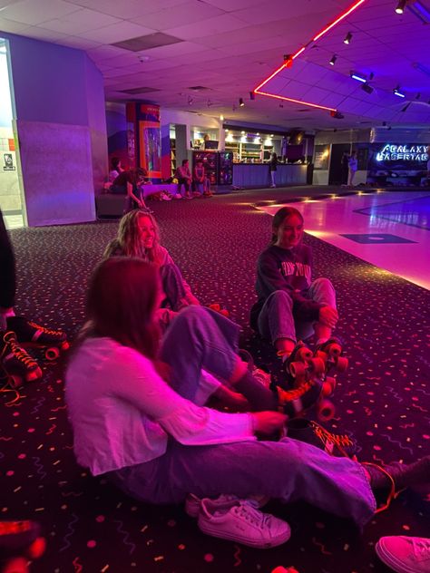 college friend group aesthetic utah Roller Skating With Friends, Roller Skating Pictures, Skating Pics, Outing Ideas, Hangout Ideas, Skate Aesthetic, Bucket List Book, Romantic Date Night Ideas, American High School