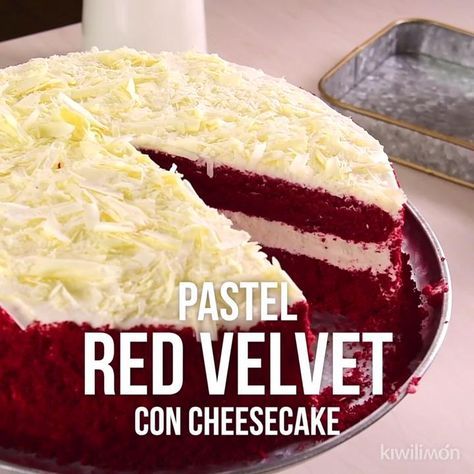 Esta combinación de colores y sabores es la mejor en postres. El pastel red velvet y un cremoso cheesecake juntos; son una adicción segura. No dejes de probarlo. Resipi Kek, Velvet Cake Recipes, Strawberry Cake Recipes, Pastel Red, Cake Cookie, Tasty Videos, Köstliche Desserts, Holiday Cakes, Velvet Cake